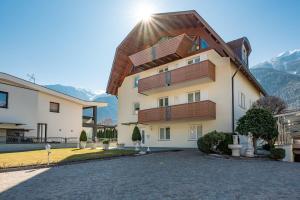 a house with a roof with mountains in the background at Penthouse Jasmin in Laces