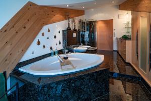 a large bathroom with a large tub in the middle at Penthouse Jasmin in Laces +8 photos