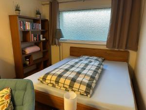 a small bedroom with a bed and a window at Ruhige Gartenwohnung in Königs Wusterhausen