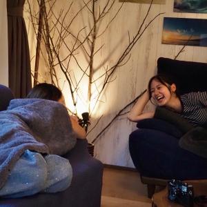 two girls laying on couches in a living room at 静かな森の古民家ステイ Tunagiつなぎ in Nishiwaga +14 photos