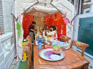 a group of people sitting at a table in a tent at 20프로할인 대전역 단독주택 우송대 복층형하우스 숮불바베큐하우스 in Daejeon +19 photos