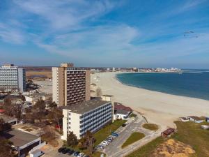 eine Luftaufnahme eines Strandes und eines Gebäudes in der Unterkunft Hotel Cerna in Saturn