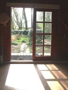 an open door in a room with a window at Retraitehuisje Westerwolde in Blijham