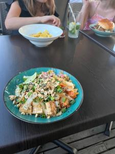 Ein Teller mit Essen und Salat auf einem Tisch in der Unterkunft Chill Camp in Giewartów + 30 Fotos