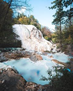 a pool of water in the middle of a river at La Torretta in Piancastagnaio
