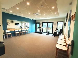 a room with a gym with chairs and exercise equipment at DOMITYS LA CALYPSO in Brest