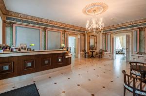 a large room with a bar and a chandelier at Dwór Kombornia Hotel&SPA in Kombornia