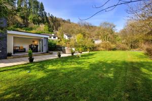a yard with a green lawn with a house at Finest Retreats - Dyffryn in Betws-y-coed