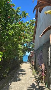 a path leading to the ocean on a sunny day at Flats na praia de Trindade Paraty flats nazar in Paraty
