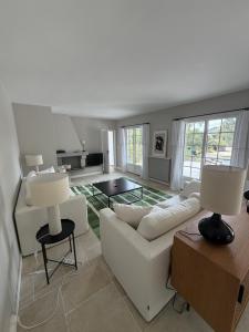 a living room with a white couch and a table at Bask'aise o Pyla in La Teste-de-Buch