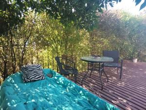 a patio with a couch and a table on a deck at Casa concon mascotas estacionamiento in Valparaíso