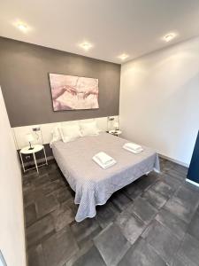 a bedroom with a bed with two towels on it at ASV Alojamiento in Pineda de Mar