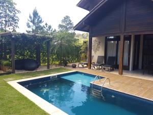 una piscina en el patio de una casa en Casa Luxo, en Balneário Camboriú