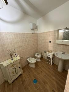 ein Badezimmer mit zwei Toiletten, einem Waschbecken und einer Toilette, istg in der Unterkunft U' Cerrito in Orria + 29 Fotos