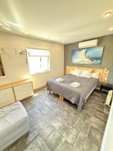 a bedroom with a bed and a window at ASV Alojamiento in Pineda de Mar