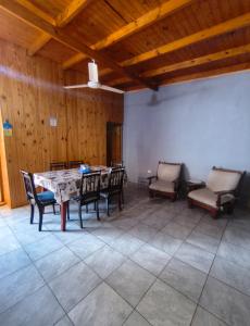 a dining room with a table and chairs at Silvia Apart Confort in Puerto Iguazú