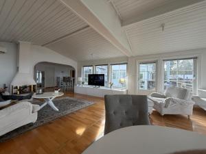 a large living room with white furniture and windows at Privat strandvilla i vackra Geta in Geta