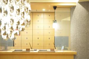 een badkamer met een aanrecht en een spiegel bij Hotel Mid In Kawasaki Ekimae in Kawasaki