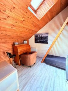 ein Dachzimmer mit Schreibtisch und Stuhl in der Unterkunft Maison Chamallow in Chorges
