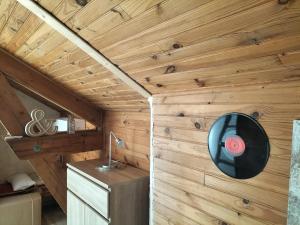 ein Zimmer mit einer Holzwand und einem Ventilator in der Unterkunft Maison Chamallow in Chorges + 28 Fotos