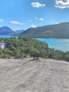 Blick von einem Hügelgipfel auf einen See in der Unterkunft Maison Chamallow in Chorges