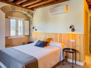 a bedroom with a large bed and a window at Balcón de la Sierra in Conquista de la Sierra +56 photos