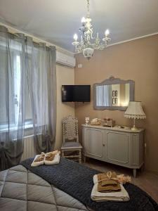 a bedroom with a bed and a dresser and a mirror at La Petite Maison d'Emilie in Lauria Inferiore