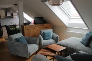 a living room with chairs and a skylight at Hermann Ferienwohnung in Wechingen