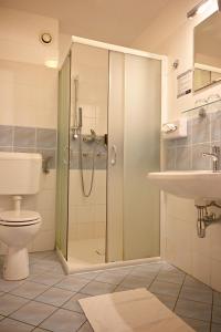 ein Badezimmer mit Dusche, Toilette und Waschbecken in der Unterkunft Sabotin, Hotel & Restaurant in Nova Gorica + 77 Fotos