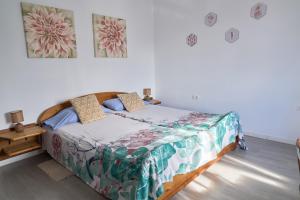 a bedroom with a bed in a room at Villa Sila in El Paso