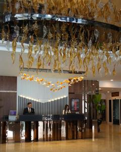 Eine Gruppe von Menschen sitzt an einer Bar in einer Lobby in der Unterkunft Sultasa Hotel in Mersin