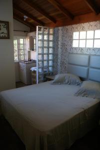 a bedroom with a large white bed in a room at recanto do paraiso in Penha