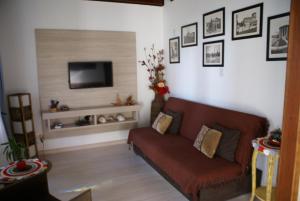 a living room with a couch and a tv at recanto do paraiso in Penha
