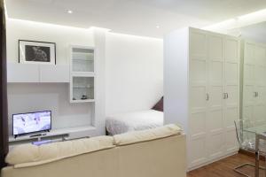 A bed or beds in a room at For You Rentals Plaza Dos de Mayo Apartment DP13