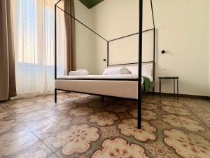 ein Schlafzimmer mit einem Bett mit Metallrahmen in der Unterkunft Isula Antica in Floridia + 49 Fotos