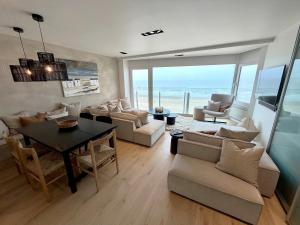 a living room with a view of the ocean at NEPTUNE Wenduine met zeezicht - VOSPROPERTIES in Wenduine