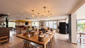 a kitchen and dining room with a table and chairs at Campanile Tours Sud - Chambray-Les-Tours in Chambray-lès-Tours