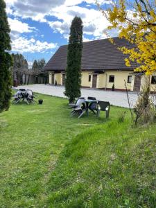 a group of tables and chairs in a yard at Garden Inn in Onești