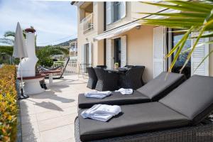 a patio with chairs and a table on a balcony at Apartment Paradiso - Ravni in Labin