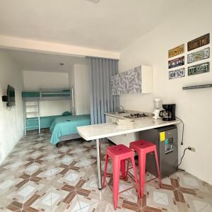 a room with a table and two red stools at Apartamento Ulm in Flores