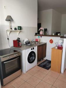 a kitchen with a washing machine and a dishwasher at Appartement T2 centre-ville in Corte