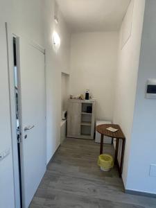 a room with a hallway with a table and a counter at Alba & Tramonto in Levanto