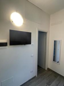 a room with a flat screen tv on a wall at Alba & Tramonto in Levanto