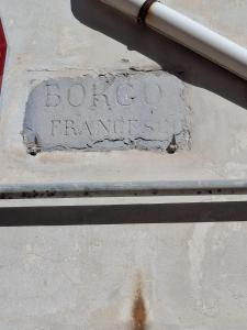 a sign on the side of a building with the words bonnington damage at Nel borgo San Francesco in Montesarchio +3 photos