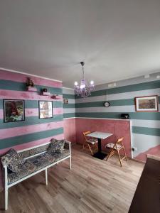 a room with a pink and blue stripped wall at Nel borgo San Francesco in Montesarchio
