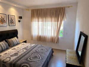 a bedroom with a bed and a window at Appartement standing terrasse privative et piscine - Kariat Cabo in Cabo Negro +16 photos