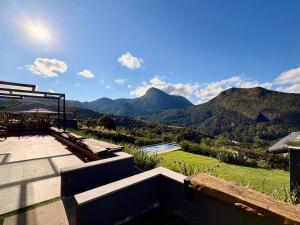 a house with a view of the mountains at Casa 02 Monte Boa Vista - Casa de 4 Suítes com Vista Deslumbrante in Teresópolis +46 photos