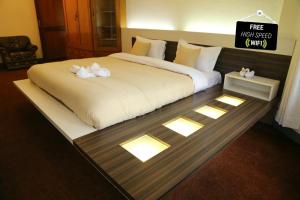 un grande letto con due asciugamani bianchi sopra di Bed and Breakfast Thamel a Kathmandu