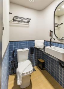 a bathroom with a toilet and a sink at Moinho Moradia in Juiz de Fora +28 photos