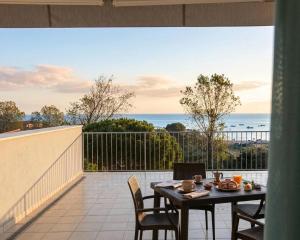 a table on a balcony with a view of the ocean at Residence Alessandro a pochi passi dalla spiaggia in Rosolina Mare